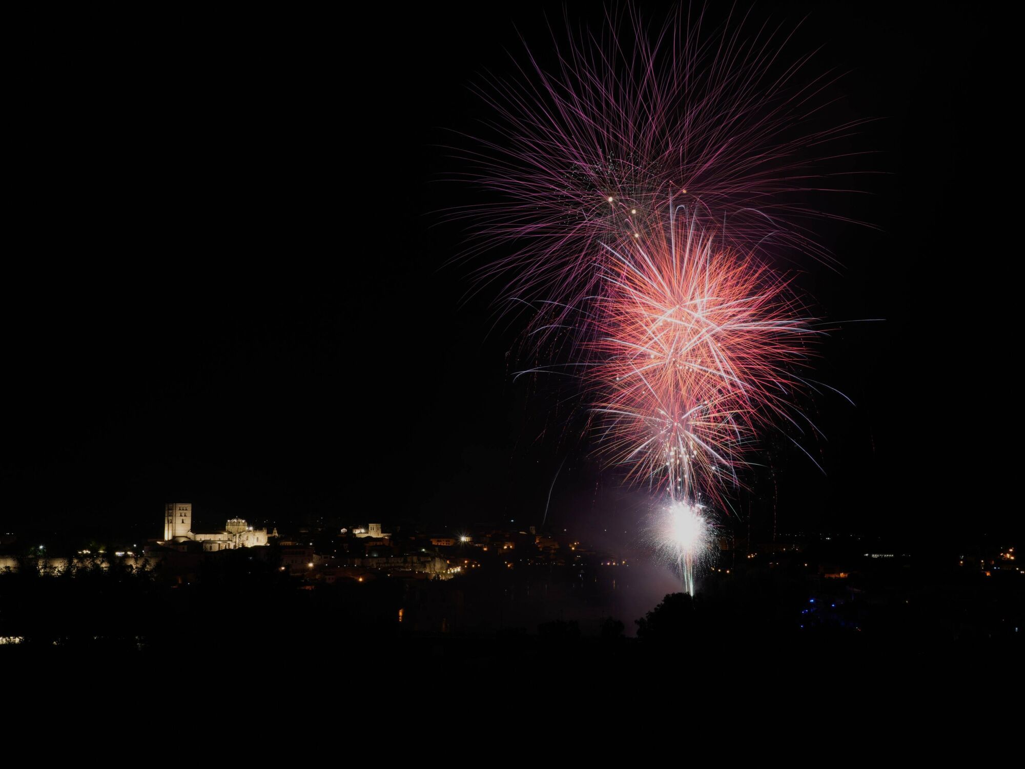 Castillo de fuegos artificiales. Fin de las Fiestas de San Pedro 2025 en Zamora.