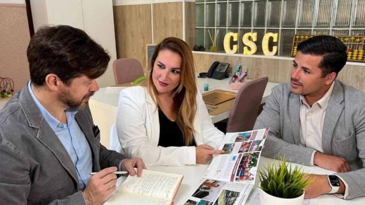 CARLOS CASTILLA SE ADENTRA EN EL PROYECTO EDUCATIVO DEL CSC DE LA MANO DE DAURA Y ALEXANDER.