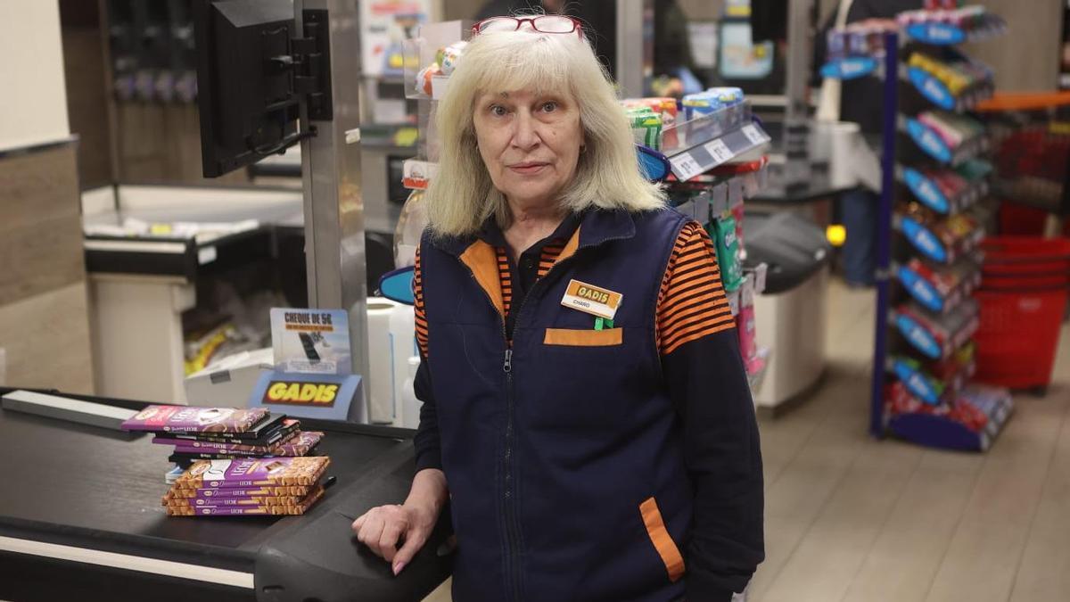 Charo Blanco, cajera coruñesa desde hace casi cincuenta años, se despide de sus compañeros y clientes.