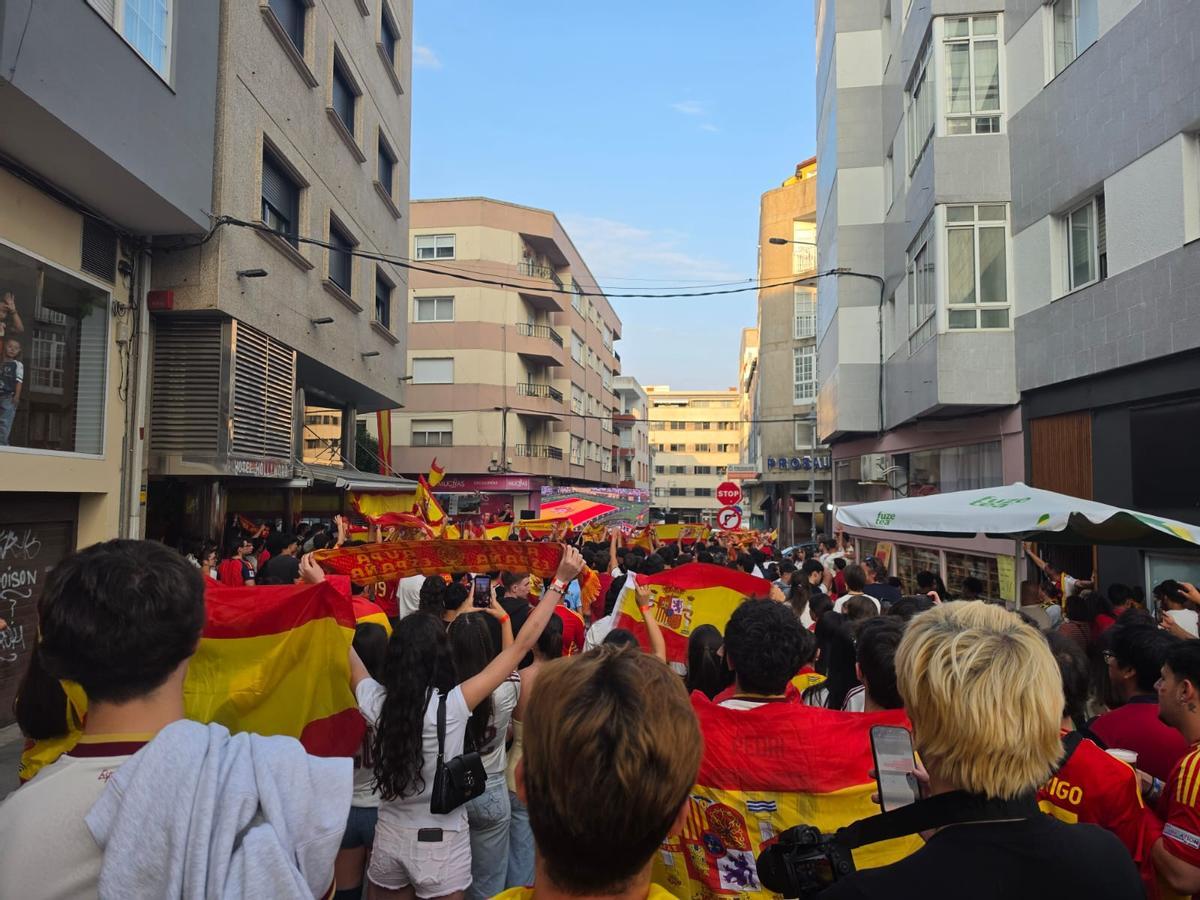 Gran fiesta del Hotel Hollywood en la avenida de Marín, en Cangas.