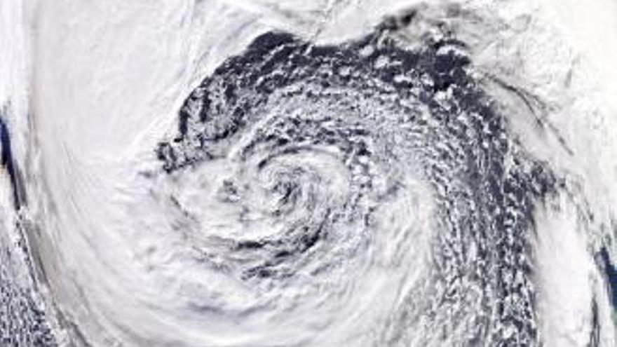 Imagen captada por la NASA de la borrasca con tintes de huracán formada en el Atlántico Norte. // NASA