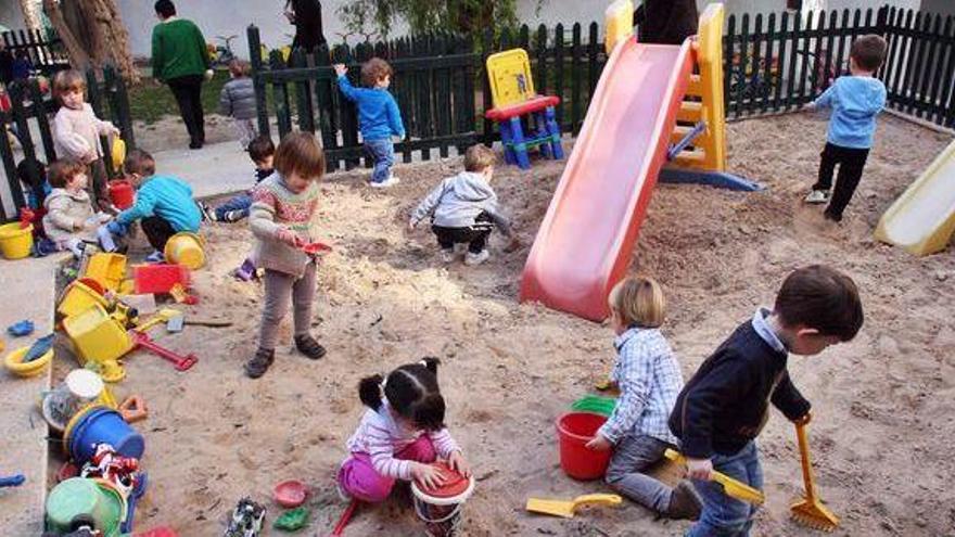 Niños jugando en una &#039;escoleta&#039; privada de Palma.