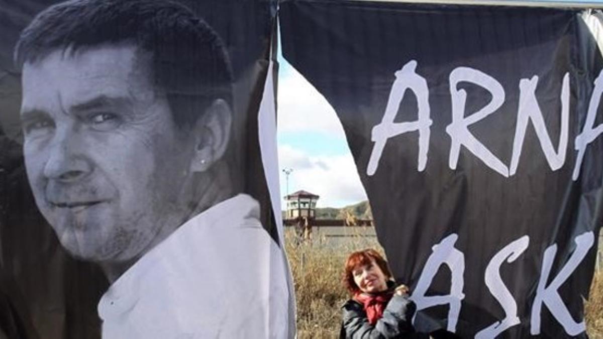 Concentración en favor de la libertad de Otegi frente a la cárcel de Logroño.