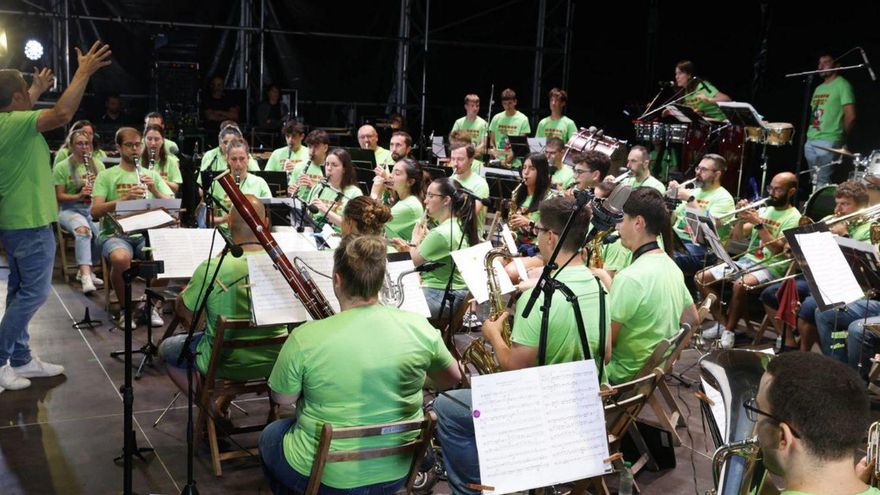 Gijón se mueve al ritmo latino en la Plaza Mayor | ÁNGEL GONZÁLEZ