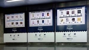 Monitors de les botigues virtuals de Pickbe al metro de Barcelona.