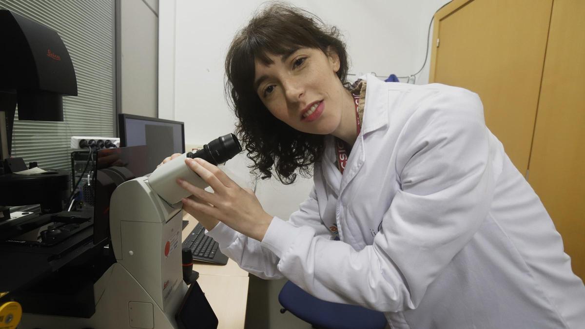 Inés Mármol, ante un microscopio