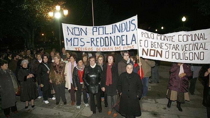 Los afectados por el polígono industrial de Redondela acudieron con pancartas al pleno.