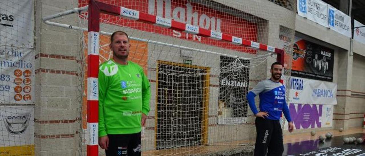 Javi Díaz y Gerard Forns, ayer en una de las porterías del pabellón de O Gatañal. |  // GONZALO NÚÑEZ