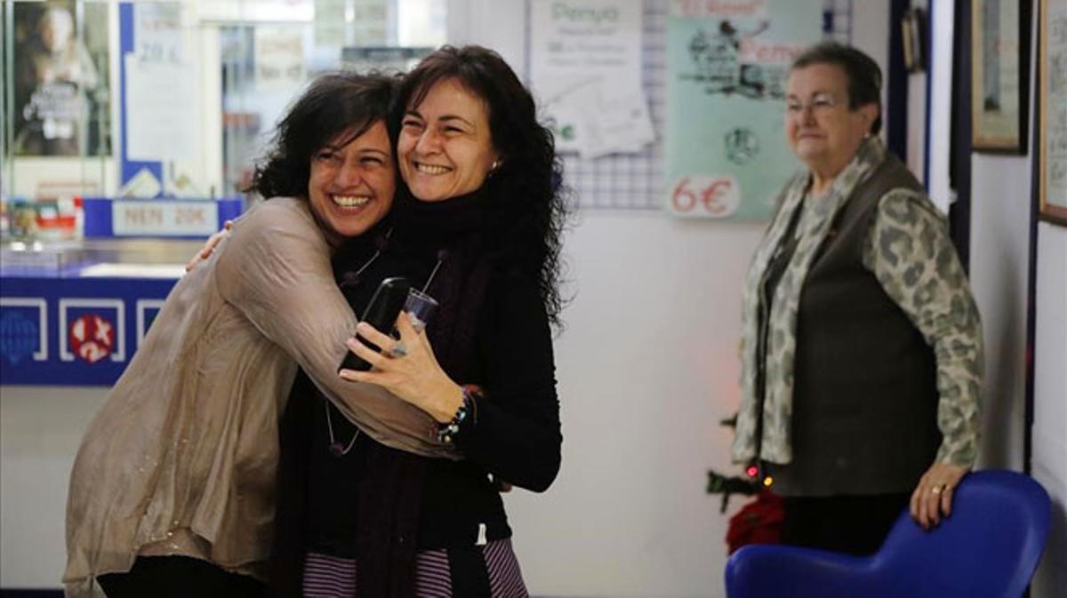 Montse i Miriam Malagelada s’abracen a l’administració del carrer del Carme al Raval.