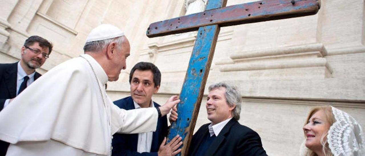 La cruz de los refugiados bendecida por el papa Francisco recorre la Isla