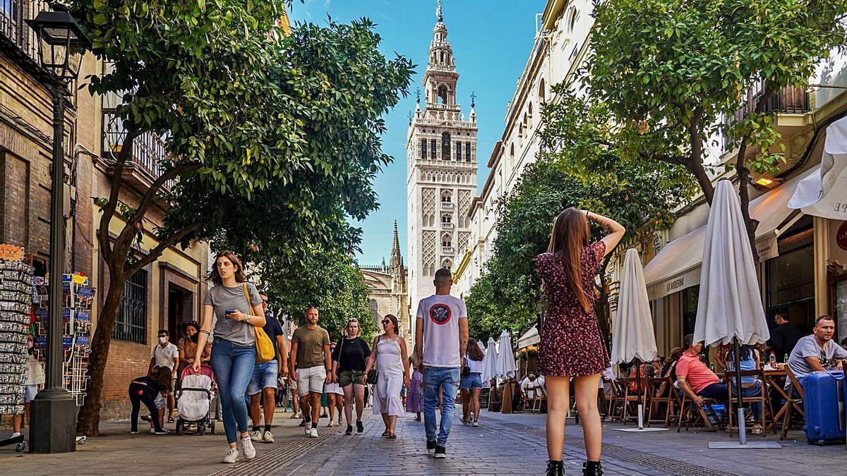 Turistas pasean en Sevilla en el pasado puente del Pilar.  | EUROPA PRESS/ EDUARDO BRIONES