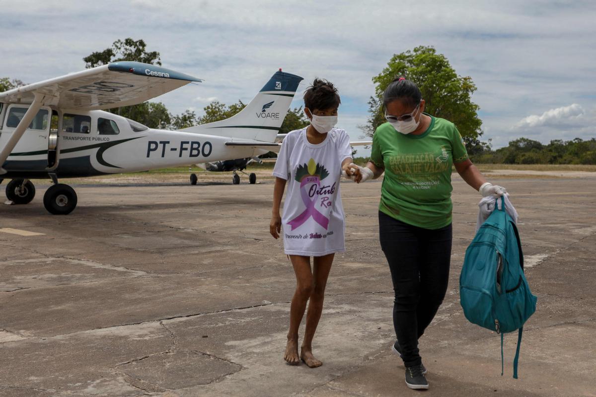 Niño indígenas yanomami desnutridos reciben tratamiento en el Hospital Infantil Santo Antonio en Boa Vista, estado de Roraima, Brasil.