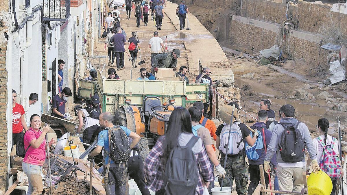 Voluntarios trabajando junto al barranco del Poyo en el casco urbano de Chiva.
