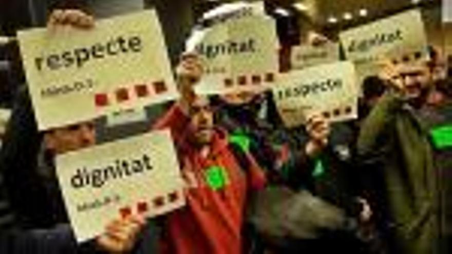 Els manifestants exhibeixen pancartes reclamant respecte.