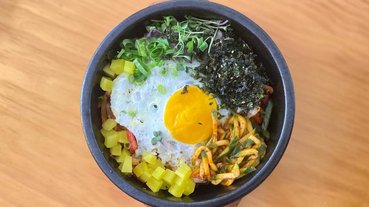 'Bibimbab' del restaurante San Kil: cazuela con arroz, verduras y huevo frito, que se suele acompañar con la salsa picante 'gochujang'.