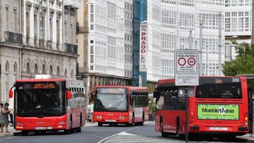 Tres autobuses de Tranvías circulan por la Marina. |   // CARLOS PARDELLAS