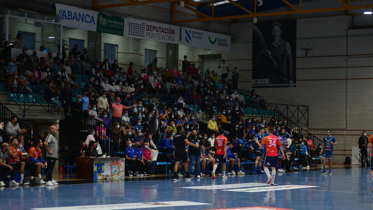 La afición de O Gatañal celebra una acción en el partido ante el Benidorm.