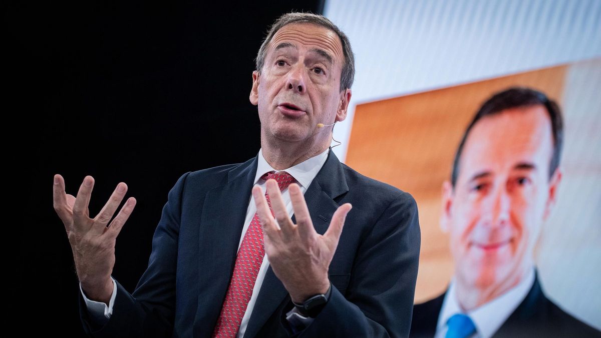El CEO de CaixaBank, Gonzalo Gortázar, durante el acto de clausura de la edición de 2025 del programa ‘Woman to Watch’ de PwC, a 2 de julio de 2025, en Madrid (España).