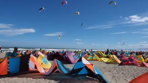 Los surfistas compiten en los playoffs del evento de kitesurf Mondial du Vent en la ciudad turística del Mediterráneo francés de Port-Leucate.