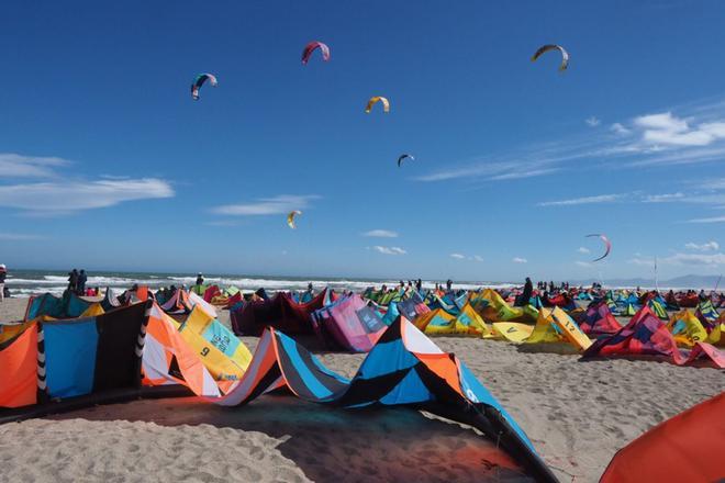 Los surfistas compiten en los playoffs del evento de kitesurf Mondial du Vent en la ciudad turística del Mediterráneo francés de Port-Leucate.