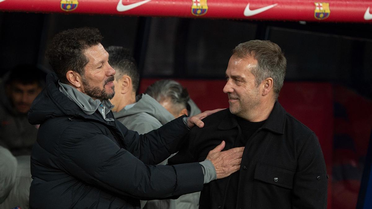Simeone, técnico del Atlético, y Flick, entrenador del Barça, antes de iniciarse el duelo de Montjuïc.