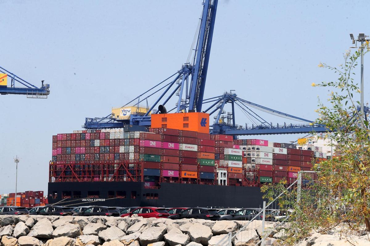 Un barco con contenedores en el puerto de València, en una imagen de archivo.