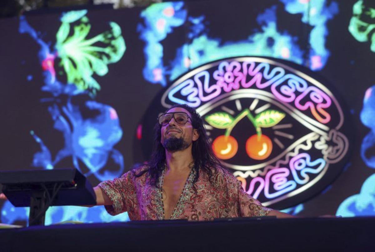 Ibiza se entrega al Flower Power en una noche de espíritu hippy y calor | FOTOS DE MARCELO SASTRE