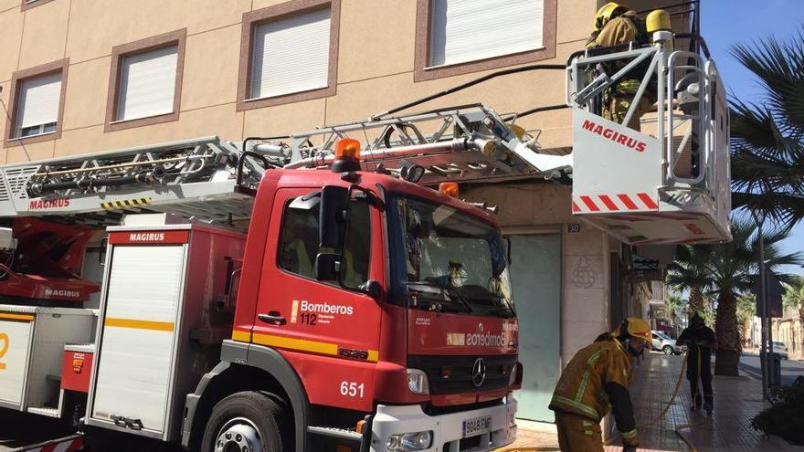 Un camión de bomberos junto al edificio desalojado.