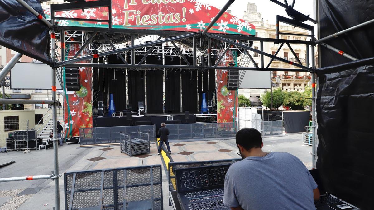 Preparativos de la fiesta de Nochevieja en la plaza de Las Tendillas.