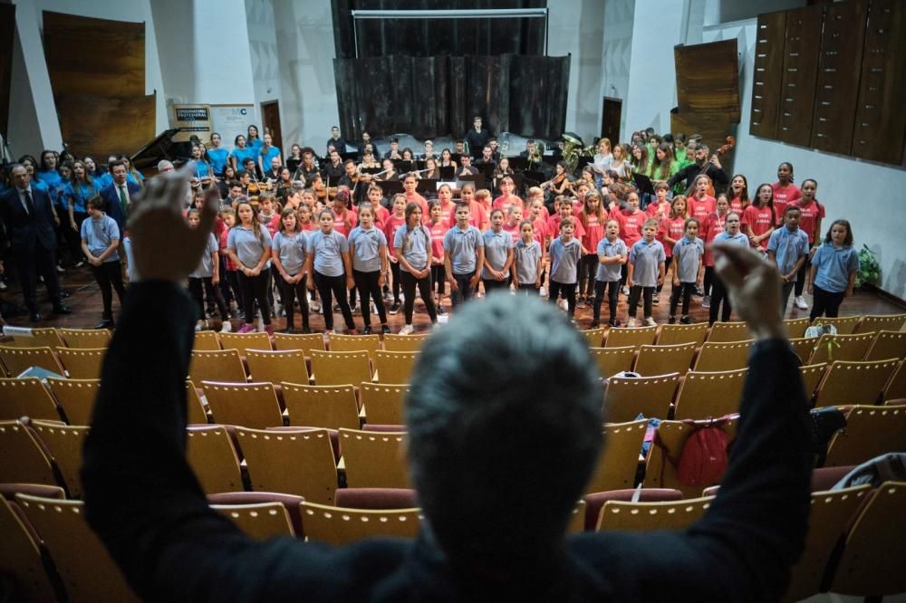 Interpretación del himno de Canarias en Tenerife