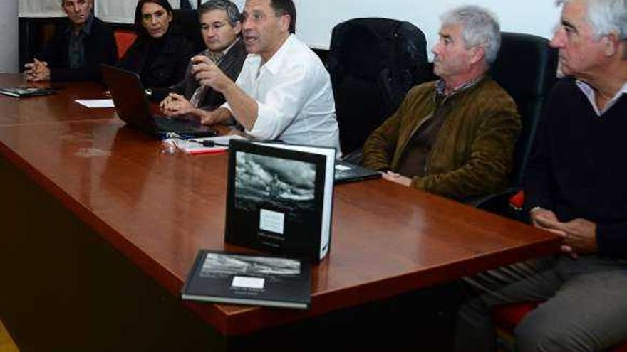 Casal (centro) durante la presentación de su trabajo. // G.Núñez
