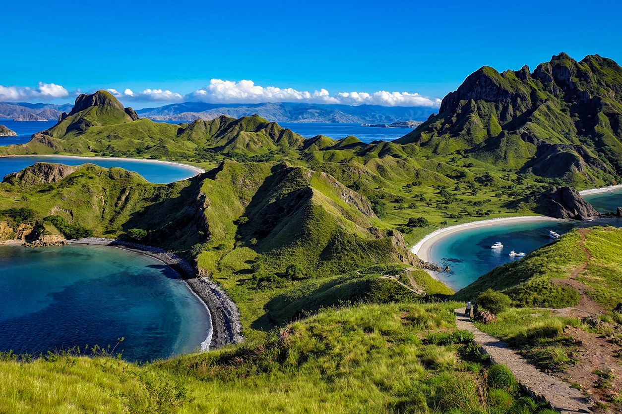 Si vas a Indonesia, no te quedes solo en Bali: la isla más bonita del país tiene dragones, volcanes activos y aldeas que conservan rituales milenarios