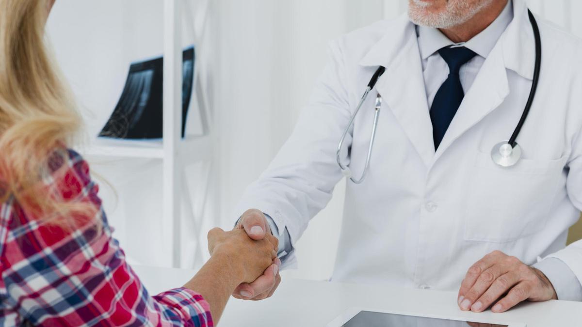 Los visitadores médicos son responsables de proporcionar a los profesionales de la salud información actualizada.