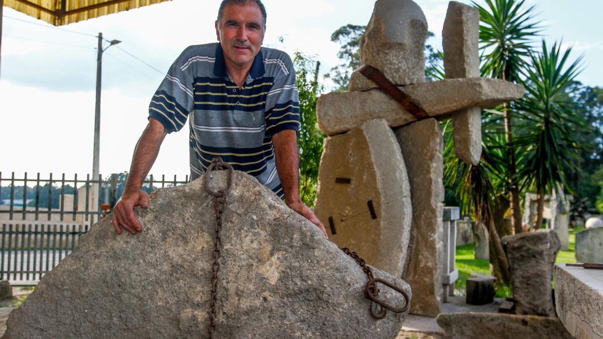 El escultor Francisco Pazos en su estudio