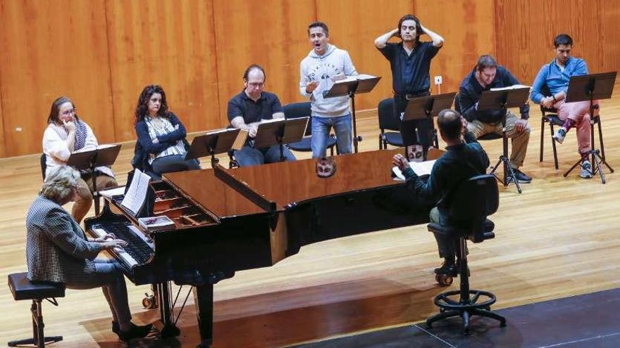 Un momento del ensayo del elenco de cantantes de la ópera. // Ricardo Grobas