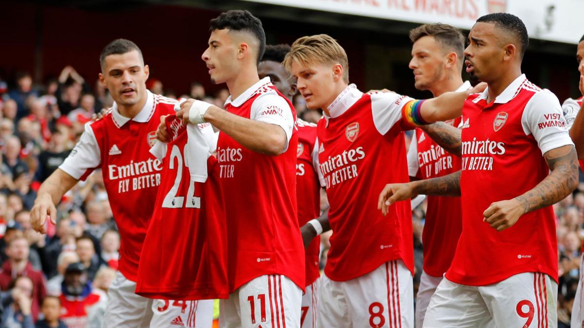 Varios jugadores del Arsenal celebrando un gol en la Premier League