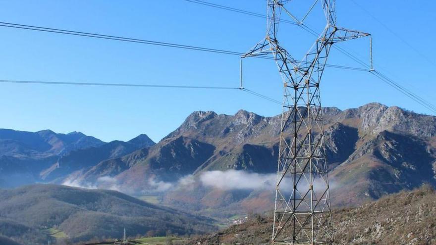 Una de las torres de la línea Lada-Velilla en Sobrescobio. | L. M. D.