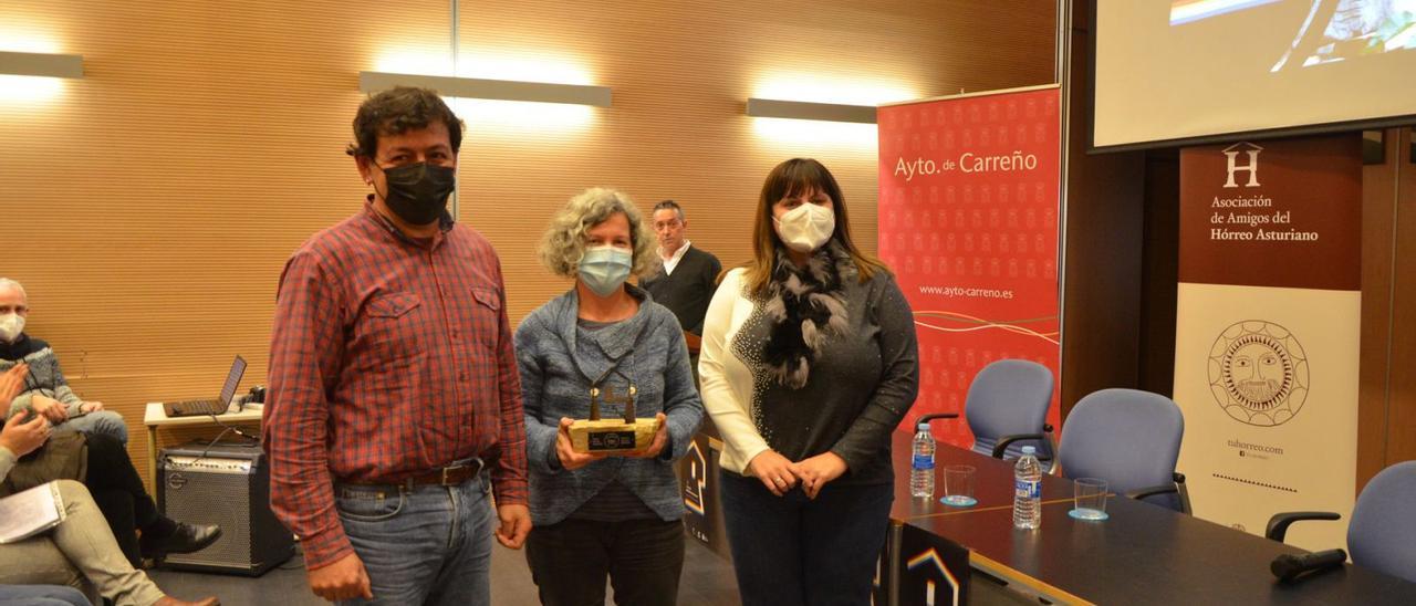 Por la izquierda, Xandru González, Paz González y Amelia Fernández (alcaldesa de Carreño), durante la entrega de premios. | B. G.