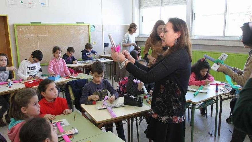 Sabela Gago, en el taller de comadres, ayer, en el colegio de Covadonga. // Iñaki Osorio