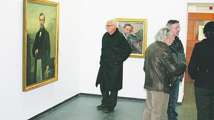 A la izquierda, ambiente en la inauguración oficial de «Pintores del Occidente», en As Quintas; a la derecha, un visitante observa una obra de Fierros.