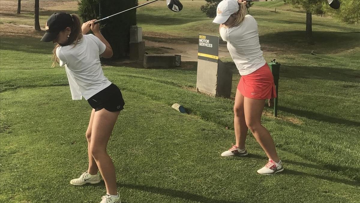 Las hermanas Xus y Ares Boira, practicando un swing en el campo de Raimat.