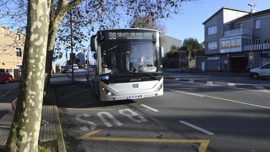 Un autobús metropolitano en la parada de Santa Cristina, en Oleiros. | Carlos Pardellas