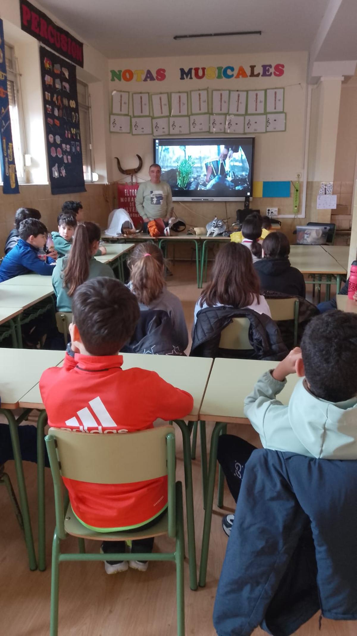 El Toro de Carnaval de Morales entra en las aulas