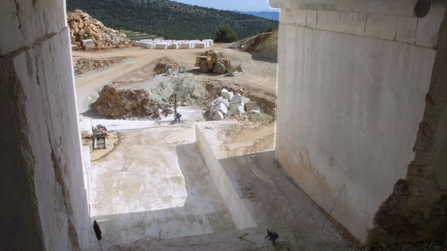 Imagen de una antigua cantera de mármol en el municipio murciano de Mula. | L. O.