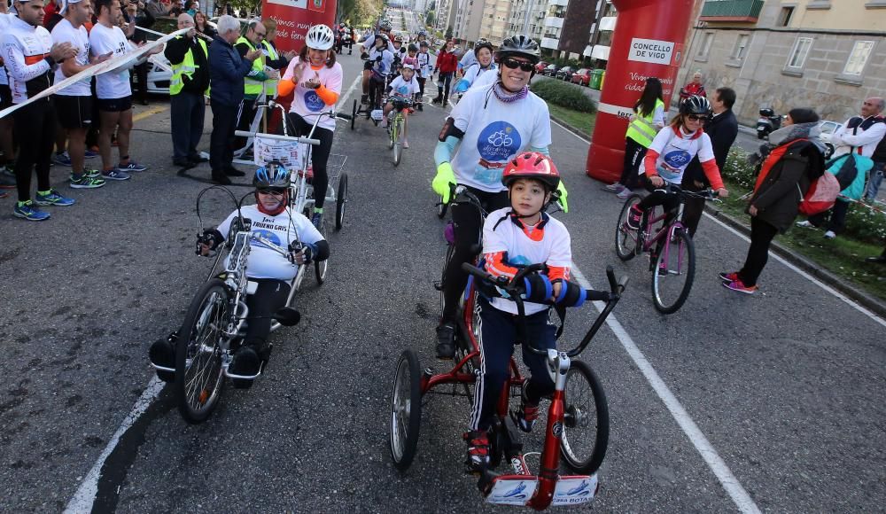 Más de 3.500 personas participan esta mañana la Carrera Vigo Contra el Cáncer.