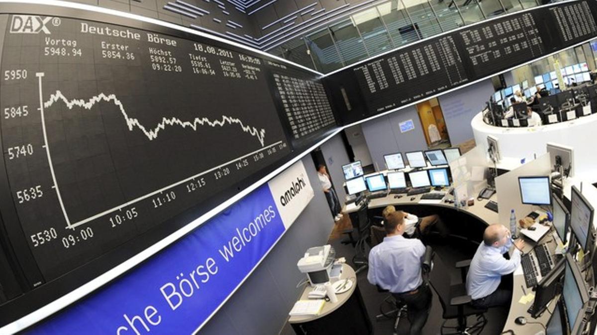 Agentes de bolsa en la Bolsa de Fráncfort.