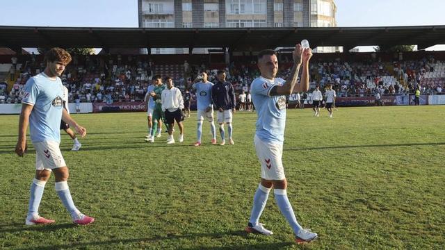 Iago Aspas saluda a los aficionados a la conclusión del encuentro. | NOÉ PARGA