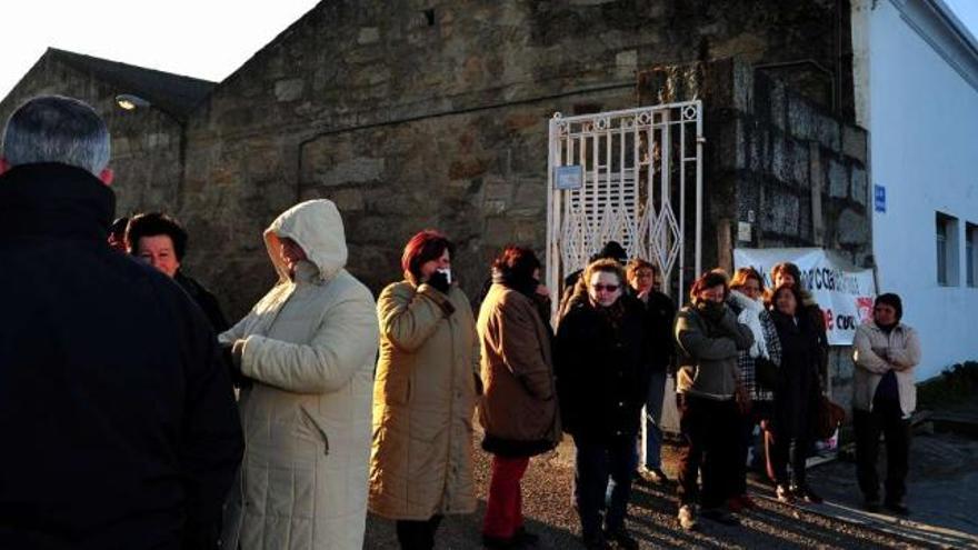 Trabajadoras de Cuca, en una de sus guardias ante la puerta de la fábrica en Vilaxoán.  // Iñaki Abella