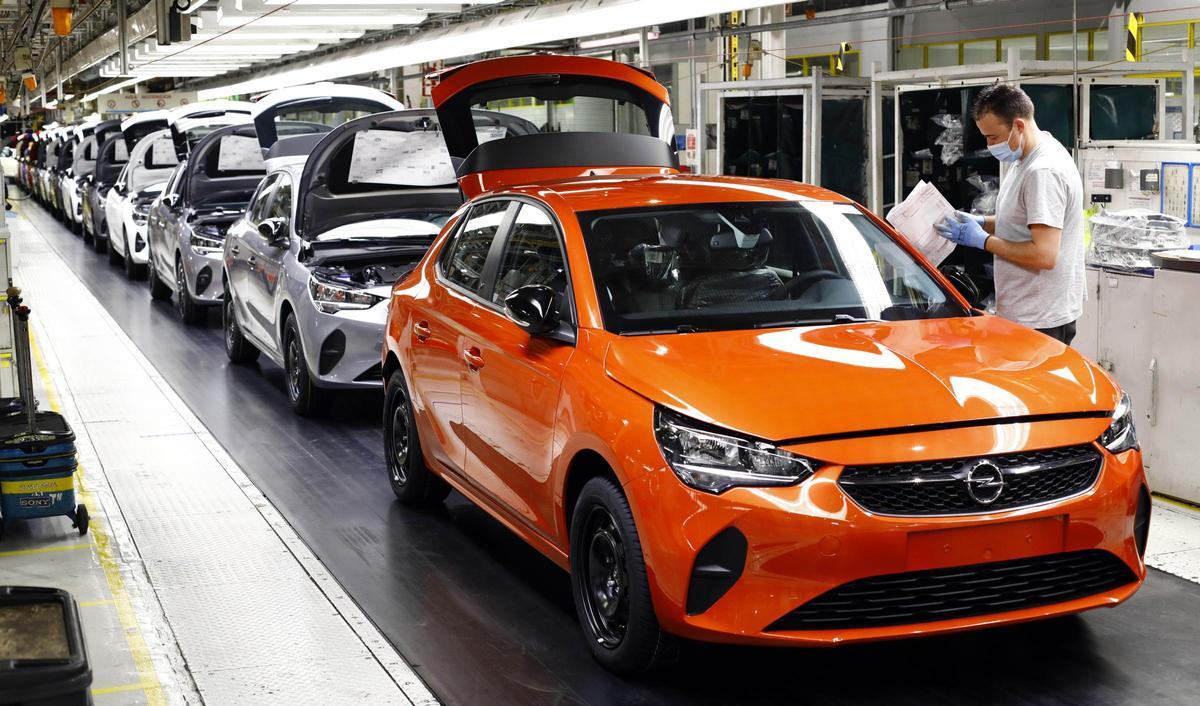 Una de las dos líneas de producción de automóviles de la planta del grupo Stellantis en Figueruelas (Ribera Alta del Ebro).