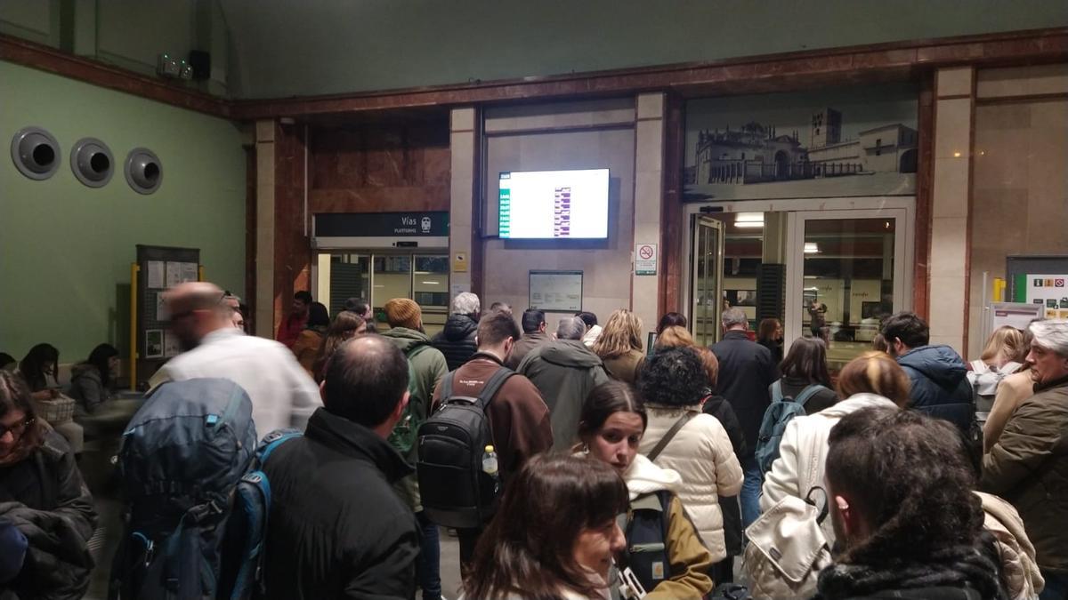 Pasajeros esperando en la estación de tren de Zamora